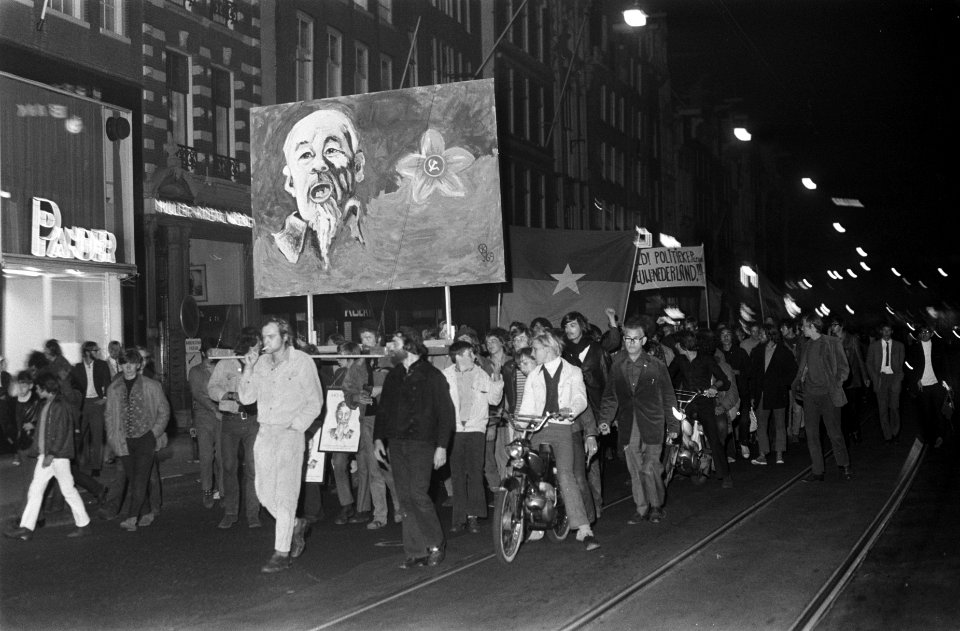Ongeveer 1000 jongeren houden stille tocht ter nagedachtenis aan overleden N. Vi, Bestanddeelnr 922-7780
