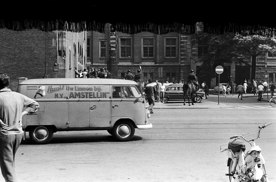 Onlusten in Amsterdam, bereden politie op Beursplein, Bestanddeelnr 919-2509
