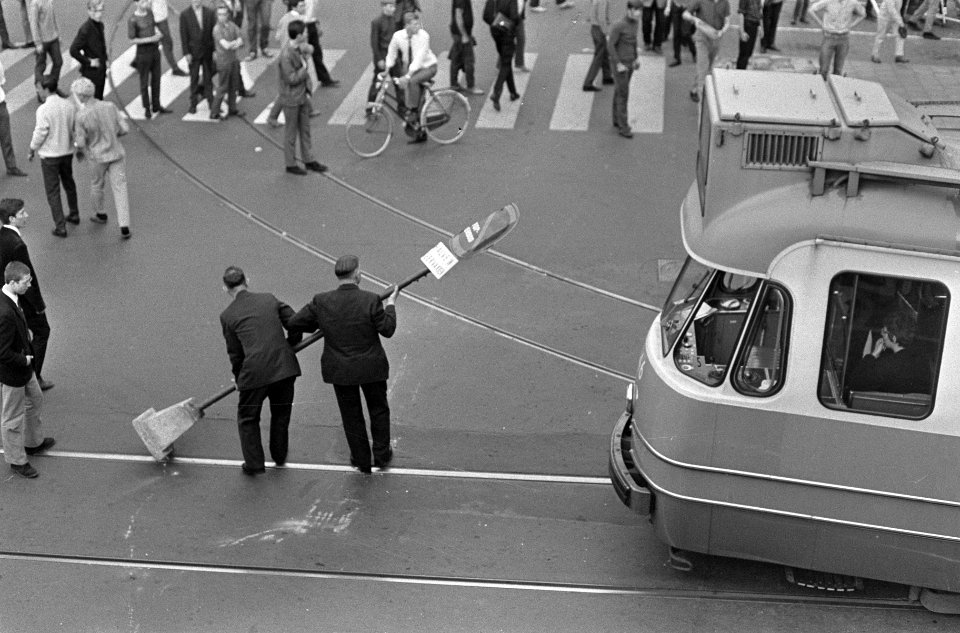 Onlusten in Amsterdam, verkeersborden uit de grond, Bestanddeelnr 919-2545