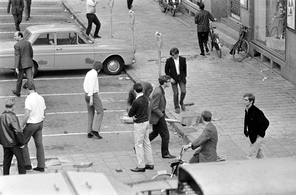 Onlusten in Amsterdam, verkeersborden uit de grond, Bestanddeelnr 919-2547