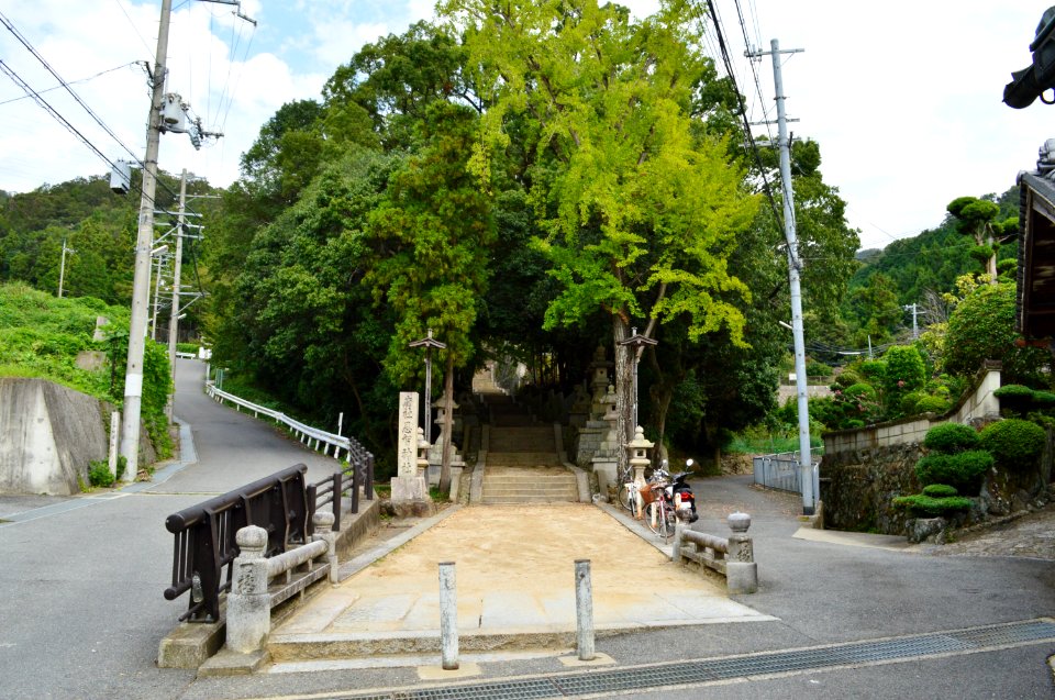 Onji-jinja, entrance