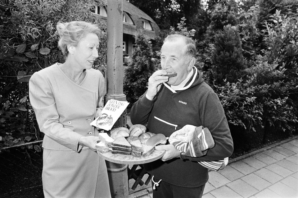 Ontbijt voor VNO-voorzitter Van Veen door Stichting Voorlichting Brood nadat hij in interview had gezegd nauwelijks brood te eten, Bestanddeelnr 931-5488
