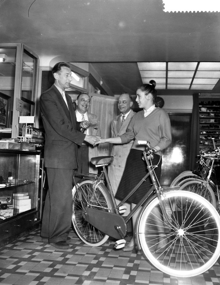 Opdracht Col. film kleine Gartmanplantsoen meisje krijgt fiets, Bestanddeelnr 910-2394