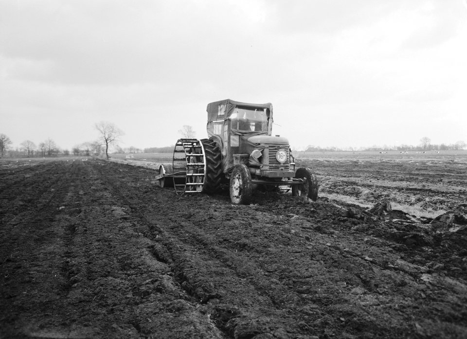 Ontginning, grondbewerking, egaliseren, bezanden, tractoren, rollen, Bestanddeelnr 159-0293