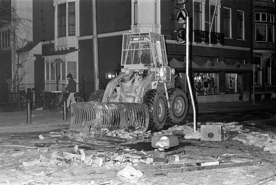 Ongeregeldheden rond De Grote Wetering in Amsterdam, ME-ers en bulldozers in buu, Bestanddeelnr 931-1849
