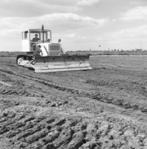 Ontginning, grondbewerking, egaliseren, bezanden, ruilverkavelingen, bulldozers,, Bestanddeelnr 159-0806
