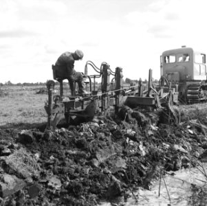 Ontginning, grondbewerking, egaliseren, bezanden, ruilverkavelingen, diepploegen, Bestanddeelnr 159-0449