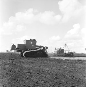 Ontginning, grondbewerking, egaliseren, bezanden, ruilverkavelingen, egaliseerma, Bestanddeelnr 159-0460