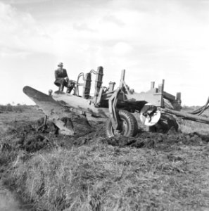 Ontginning, grondbewerking, egaliseren, bezanden, ruilverkavelingen, diepploegen, Bestanddeelnr 159-0440