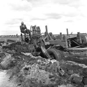 Ontginning, grondbewerking, egaliseren, bezanden, ruilverkavelingen, diepploegen, Bestanddeelnr 159-0448