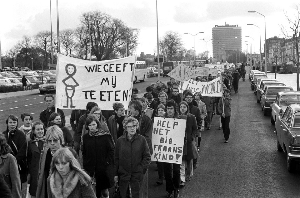 Ongeveer 10.000 kinderen van scholen uit het gehele land demonstreerden in Den H, Bestanddeelnr 922-9929