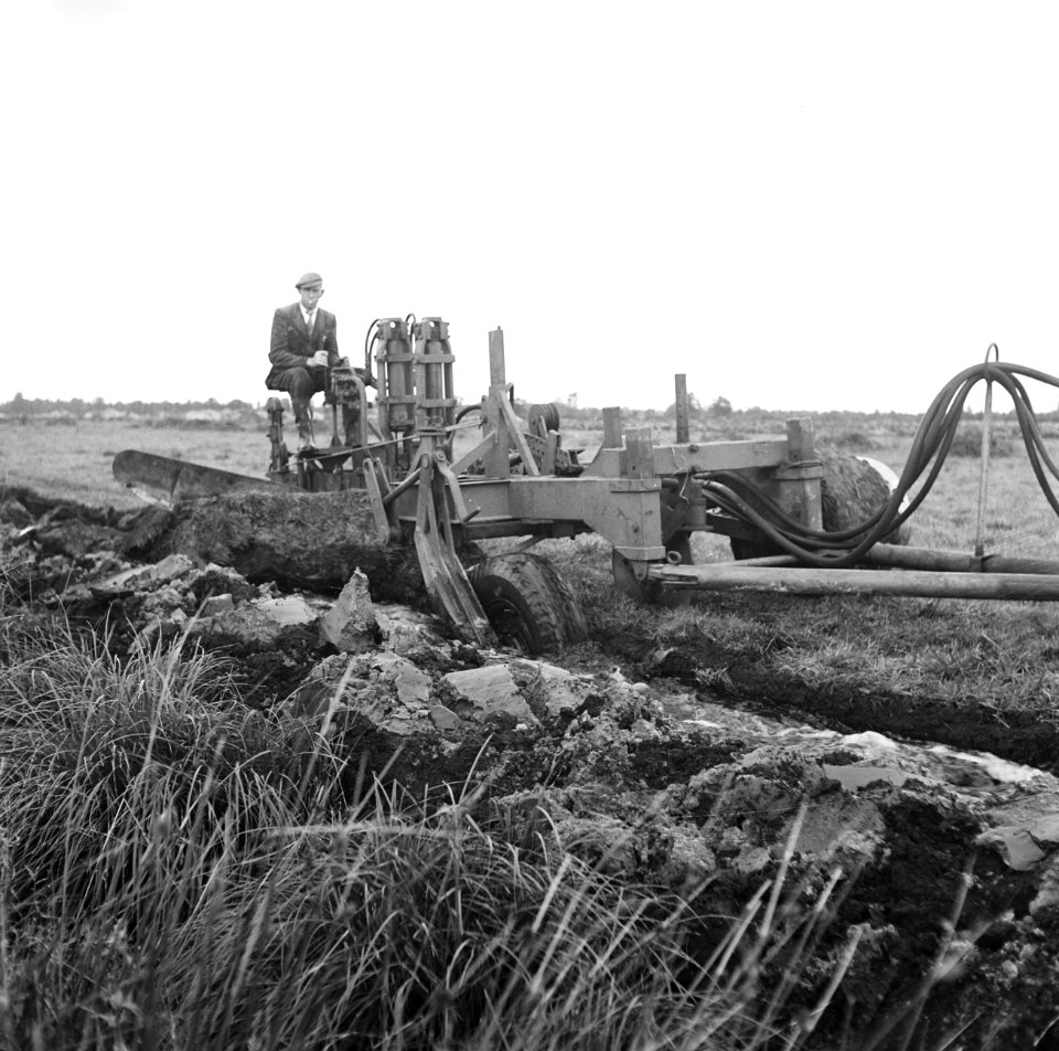 Ontginning, grondbewerking, egaliseren, bezanden, ruilverkavelingen, diepploegen, Bestanddeelnr 159-0445