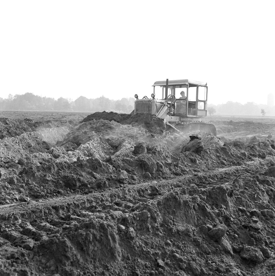 Ontginning, grondbewerking, egaliseren, bezanden, ruilverkavelingen, bulldozers, Bestanddeelnr 159-0760