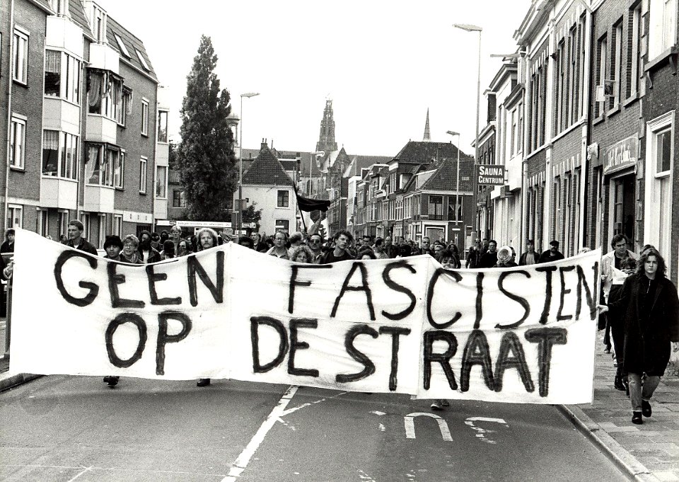 Ongeveer 1250 betogers namen deel aan een demonstratie tegen het opkomende racisme. Aangekocht in 1988 van United Photos de Boer bv. - Negatiefnummer 28142 k 24. - Gepubliceed in het Haarlems Dagblad 