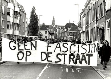 Ongeveer 1250 betogers namen deel aan een demonstratie tegen het opkomende racisme. Aangekocht in 1988 van United Photos de Boer bv. - Negatiefnummer 28142 k 24. - Gepubliceed in het Haarlems Dagblad 