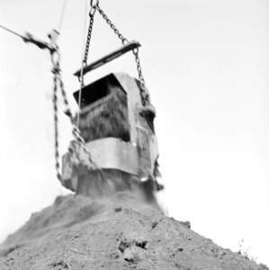 Ontginning, grondbewerking, egaliseren, bezanden, draglines, waterregge, Bestanddeelnr 159-0467
