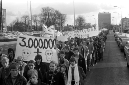 Ongeveer 10.000 kinderen van scholen uit het gehele land demonstreerden in Den H, Bestanddeelnr 922-9927
