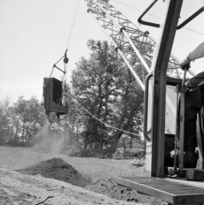 Ontginning, grondbewerking, egaliseren, bezanden, draglines, waterregge, Bestanddeelnr 159-0471