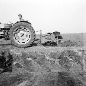 Ontginning, grondbewerking, egaliseren, bezanden, ruilverkavelingen, spitmachine, Bestanddeelnr 159-0689