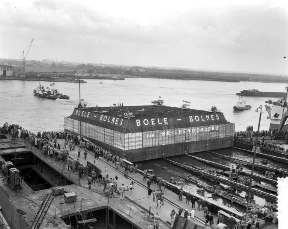 Ongewenste tewaterlating van helder caisson bij Boeles Scheepswerf te Bolnes, Bestanddeelnr 912-3969