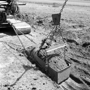 Ontginning, grondbewerking, egaliseren, bezanden, draglines, waterregge, Bestanddeelnr 159-0427