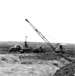 Ontginning, grondbewerking, egaliseren, bezanden, draglines, vrachtwagens, De Wi, Bestanddeelnr 159-0560