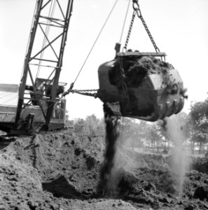 Ontginning, grondbewerking, egaliseren, bezanden, draglines, waterregge, Bestanddeelnr 159-0420