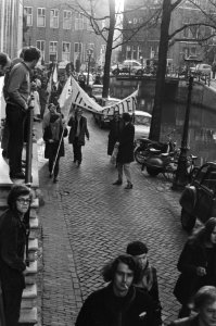 Ongeveer driehonderd studenten demonstreren tegen doorvoering Wet-Veringa in Ams, Bestanddeelnr 924-0435