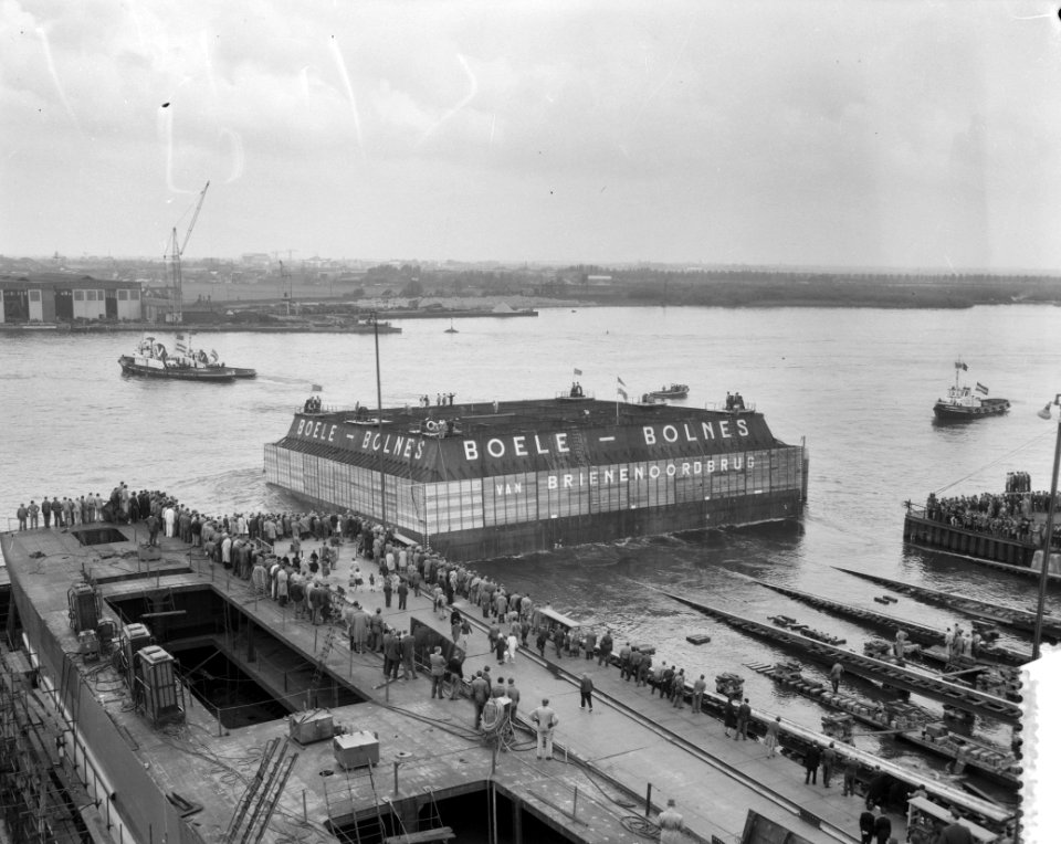 Ongewenste tewaterlating van helder caisson bij Boeles Scheepswerf te Bolnes, Bestanddeelnr 912-3972