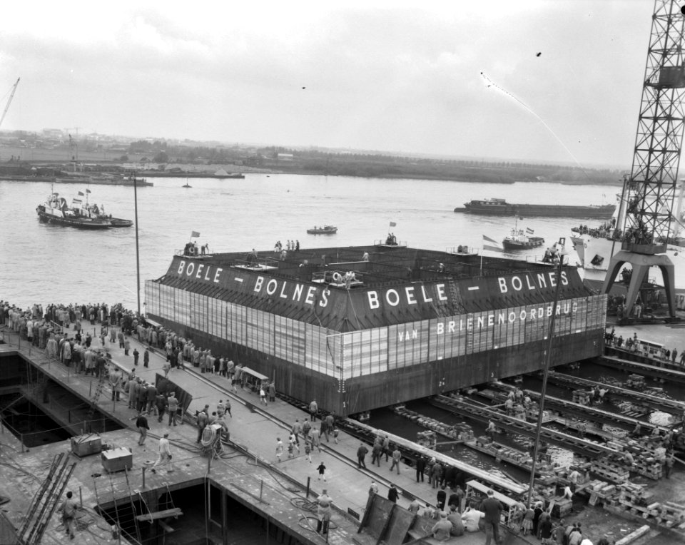 Ongewenste tewaterlating van helder caisson bij Boeles Scheepswerf te Bolnes, Bestanddeelnr 912-3970