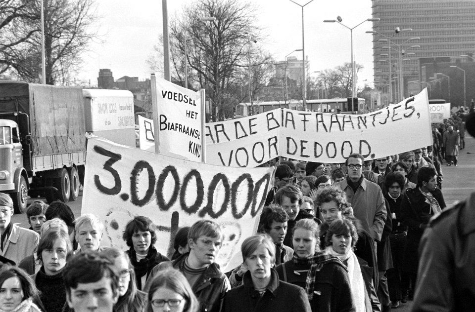 Ongeveer 10.000 kinderen van scholen uit het gehele land demonstreerden in Den H, Bestanddeelnr 922-9923
