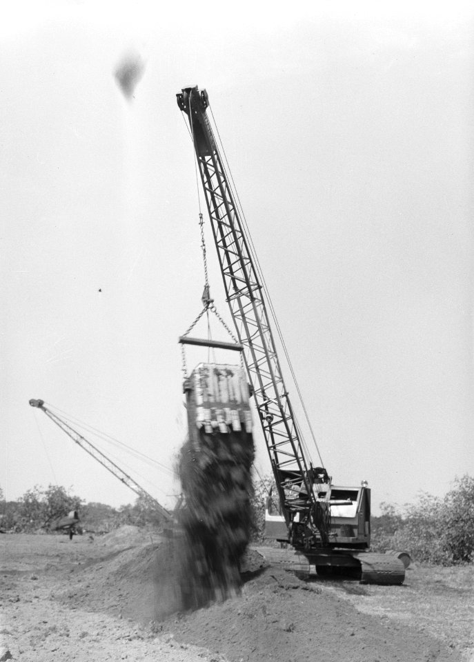 Ontginning, grondbewerking, egaliseren, bezanden, draglines, wateregge, Bestanddeelnr 159-0495