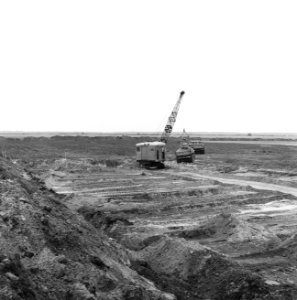 Ontginning, grondbewerking, egaliseren, bezanden, draglines, vrachtwagens, De Wi, Bestanddeelnr 159-0559
