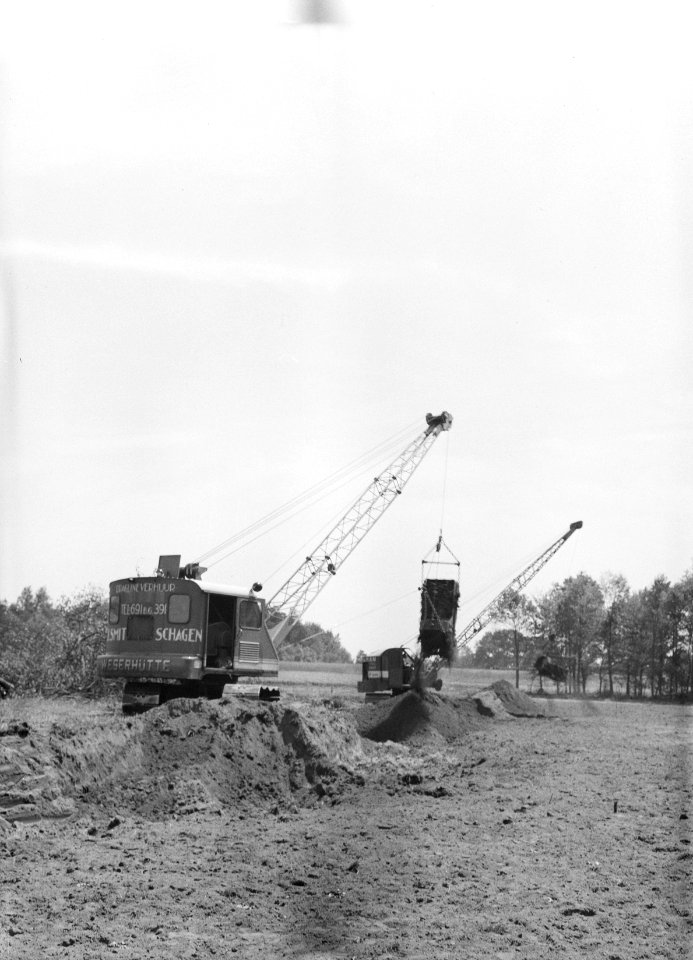 Ontginning, grondbewerking, egaliseren, bezanden, draglines, wateregge, Bestanddeelnr 159-0498