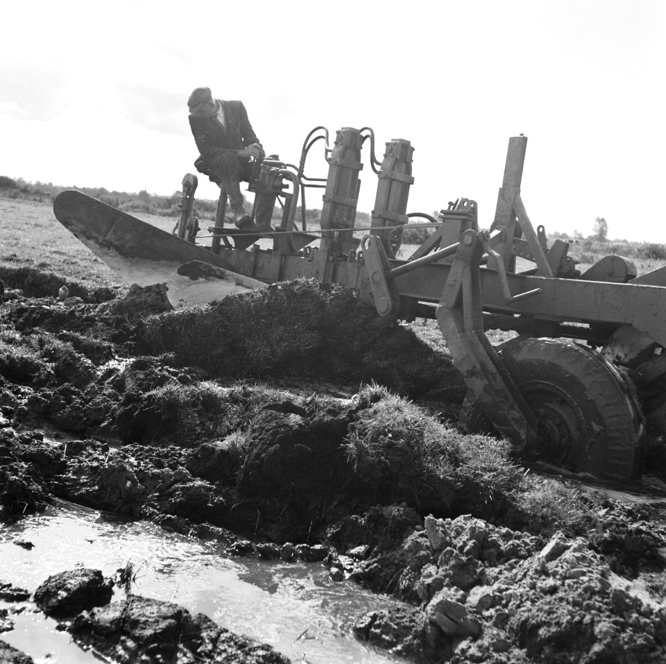 Ontginning, grondbewerking, egaliseren, bezanden, ruilverkavelingen, diepploegen, Bestanddeelnr 159-0453