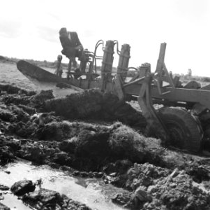 Ontginning, grondbewerking, egaliseren, bezanden, ruilverkavelingen, diepploegen, Bestanddeelnr 159-0453
