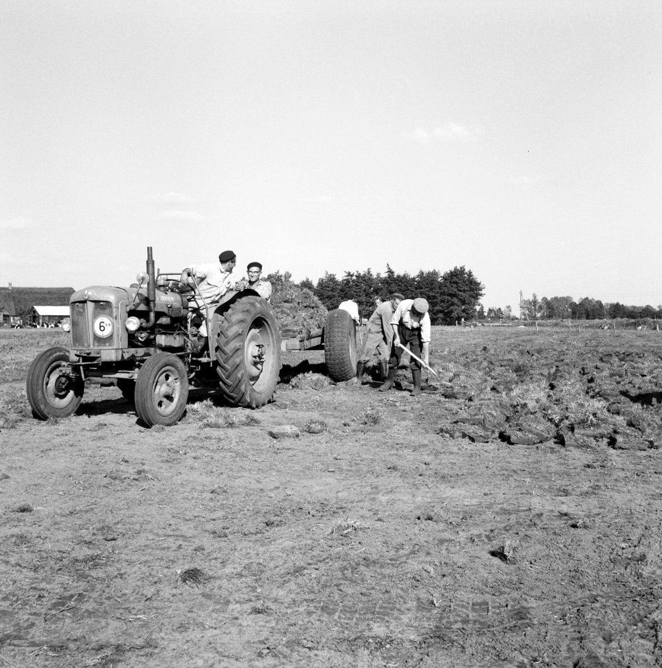 Ontginning, grondbewerking, egaliseren, bezanden, arbeiders, tractoren, barnevel, Bestanddeelnr 159-0642