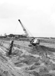 Ontginning, grondbewerking, egaliseren, bezanden, draglines, Bestanddeelnr 159-0169