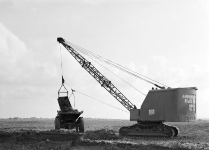 Ontginning, grondbewerking, egaliseren, bezanden, draglines, dumpers, Ringpolder, Bestanddeelnr 159-0380