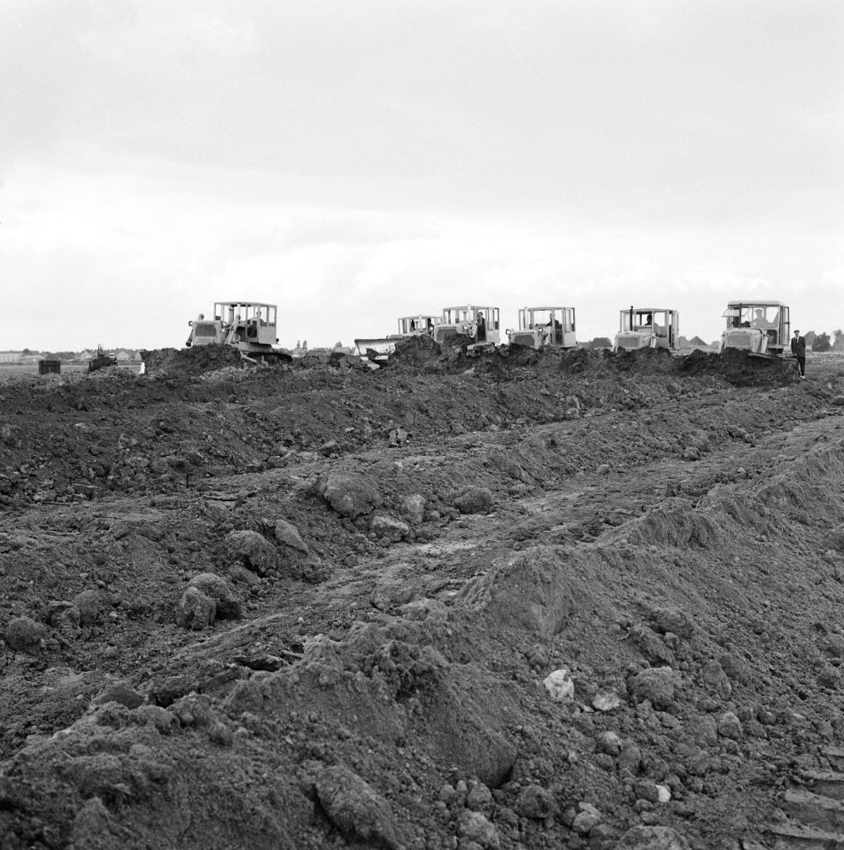 Ontginning, grondbewerking, egaliseren, bezanden, ruilverkavelingen, bulldozers,, Bestanddeelnr 159-0762