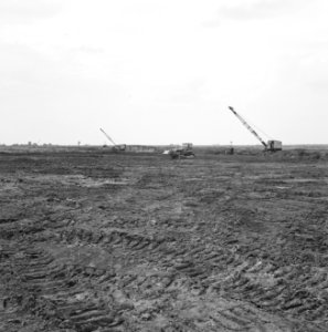 Ontginning, grondbewerking, egaliseren, bezanden, ruilverkavelingen, bulldozers,, Bestanddeelnr 159-0765