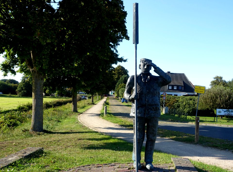 Onkel Hermann Fährmann bronzene Statue am Ortseingang