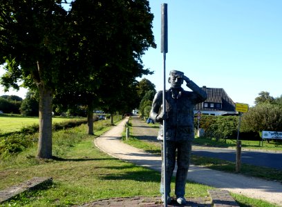 Onkel Hermann Fährmann bronzene Statue am Ortseingang