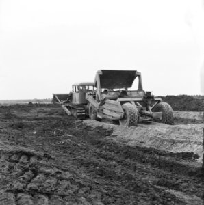 Ontginning, grondbewerking, egaliseren, bezanden, lossende scraper, De Wilreit, Bestanddeelnr 159-0581