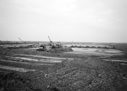 Ontginning, grondbewerking, egaliseren, bezanden, draglines, bulldozers, polders, Bestanddeelnr 253-6553