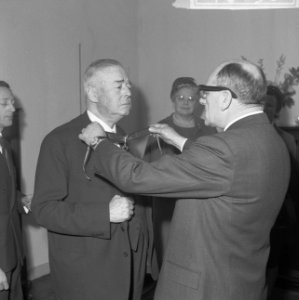 Onderscheiding voor A. J. M. de Bruyn (l) op Franse consulaat te Rotterdam, uitg, Bestanddeelnr 917-4130