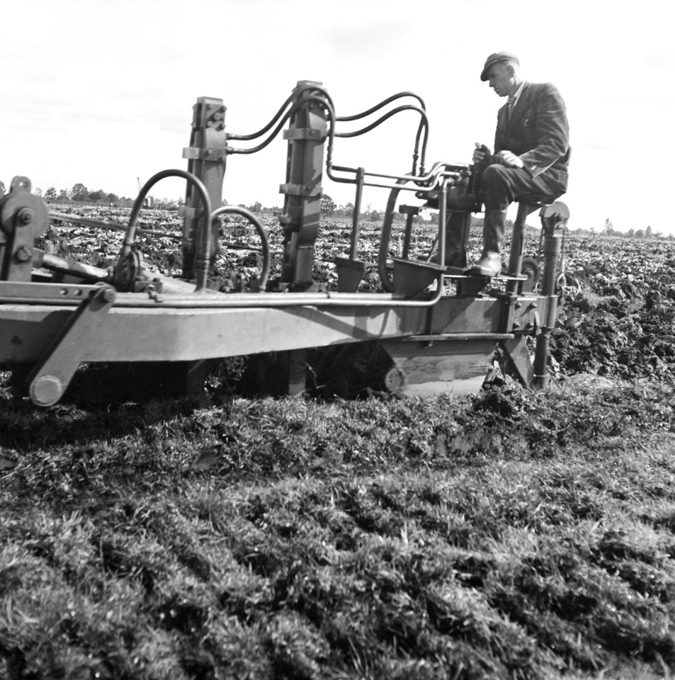 Ontginning, grondbewerking, egaliseren, bezanden, ruilverkavelingen, diepploegen, Bestanddeelnr 159-0451