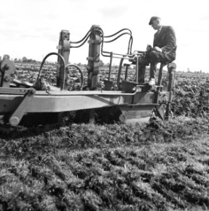 Ontginning, grondbewerking, egaliseren, bezanden, ruilverkavelingen, diepploegen, Bestanddeelnr 159-0451