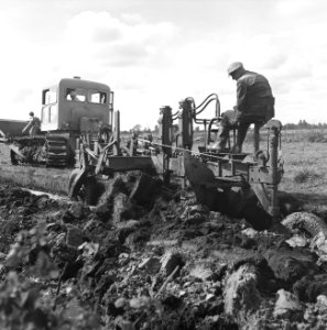 Ontginning, grondbewerking, egaliseren, bezanden, ruilverkavelingen, diepploegen, Bestanddeelnr 159-0444