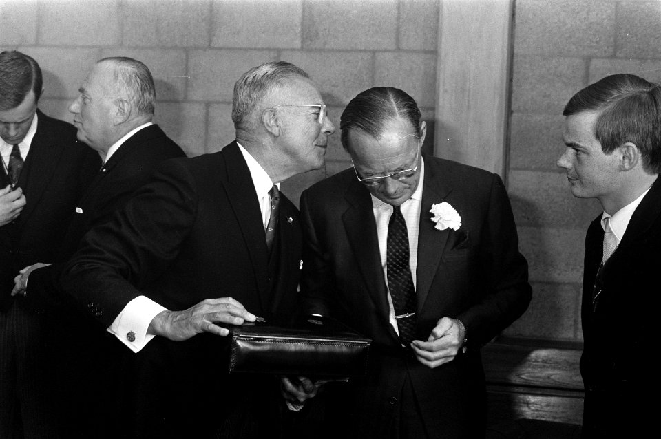 Onderonsje van wethouder G.Z. De Voss van Rotterdam en Prins Bernhard, Bestanddeelnr 922-5972